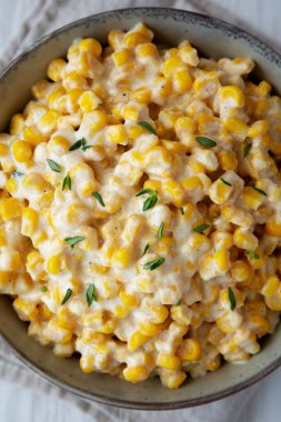 Ev yapımı Yavaş Pişiren Kremalı Mısır, Top Manzaralı. Dümdüz, tepeden, yukarıdan.