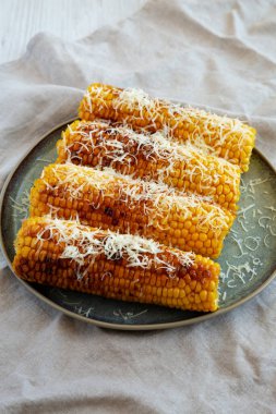 Ev yapımı sarımsaklı parmesanlı ızgara mısır.. 