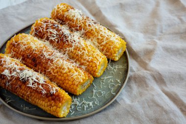 Ev yapımı sarımsaklı parmesanlı ızgara mısır. Boşluğu kopyala.