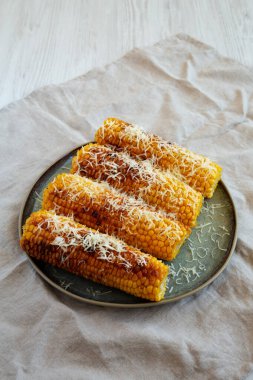 Ev yapımı sarımsaklı parmesanlı ızgara mısır.. 