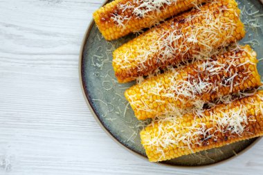 Ev yapımı sarımsaklı parmesanlı ızgara mısırlı, en iyi manzara. Dümdüz, tepeden, yukarıdan. Boşluğu kopyala