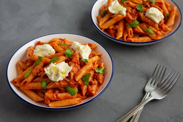 Buatan Rumah Penne Alla Vodka Dengan Bacon Cheese Dan Basil — Stok Foto