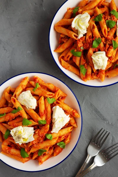 Buatan Rumah Penne Alla Vodka Dengan Bacon Cheese Dan Basil — Stok Foto