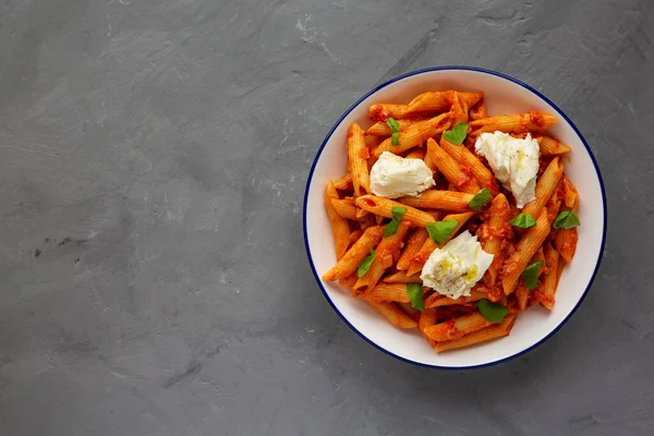 Yapımı Penne Alla Votka Jambon Peynir Basil Boşluğu Kopyala — Stok fotoğraf