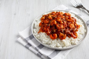 Tabakta ev yapımı Küba karidesi Creole tabağı, yan manzara. Metin için boşluk.