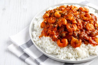 Tabakta ev yapımı Küba karidesi Creole tabağı, yan manzara. Boşluğu kopyala.