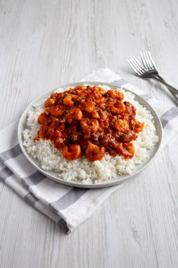 Tabakta ev yapımı Küba Karides Kreolü, yan görünüm. 