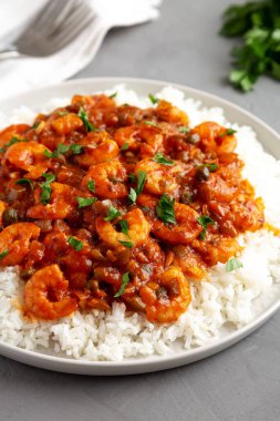 Gri bir yüzey üzerinde tabakta ev yapımı Küba karidesi Creole 'u..