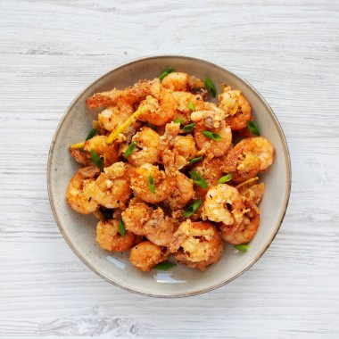 Ev yapımı çıtır tuzlu ve biberli karides, tabağın üstünde. Dümdüz, tepeden, yukarıdan. 