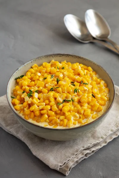 Zelfgemaakte Slow Cooker Creamed Maïs Een Schaal Een Grijze Achtergrond — Stockfoto