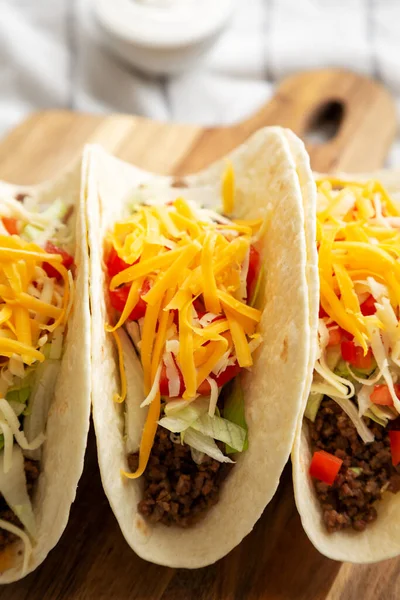 Tacos Americanos Carne Caseros Con Lechuga Tomate Queso Una Tabla — Foto de Stock