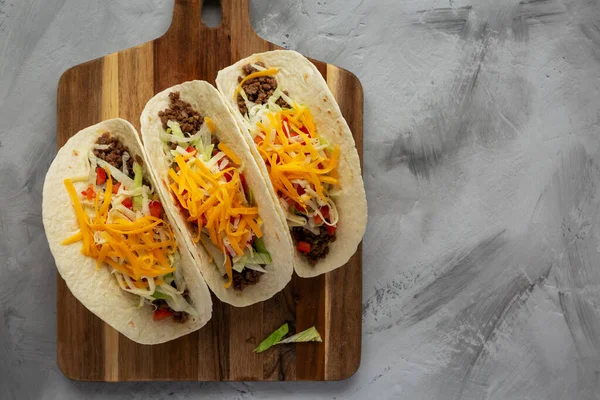 Tacos Res Americanos Caseros Con Lechuga Tomate Queso Una Tabla — Foto de Stock