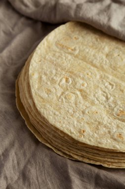 Ev yapımı buğday unlu tortilla yığını, düşük açılı. Yakın plan..