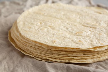 Ev yapımı buğday unlu tortilla, yan manzaralı. Yakın plan..