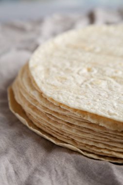 Ev yapımı buğday unlu tortilla, yan manzaralı. Yakın plan..