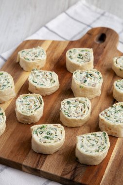 Ev yapımı fırıldak tortilla aperatifleri domuz pastırması, ıspanak, yeşil soğan ve krem peynirli. 