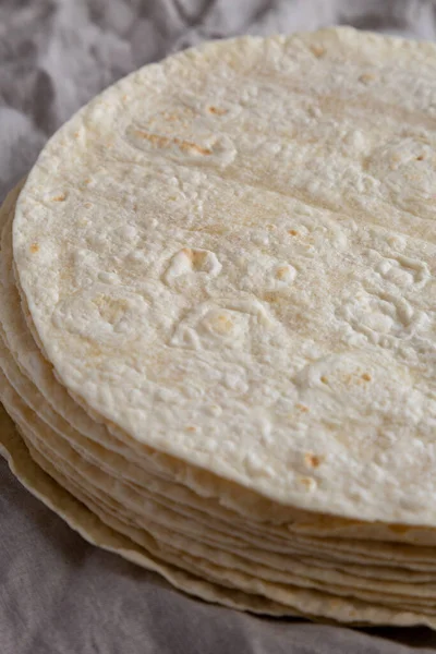 Tortillas Harina Trigo Caseras Una Pila Vista Ángulo Bajo — Foto de Stock