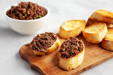 Ev yapımı Karışık Zeytinli Tapenade Aperatifi 