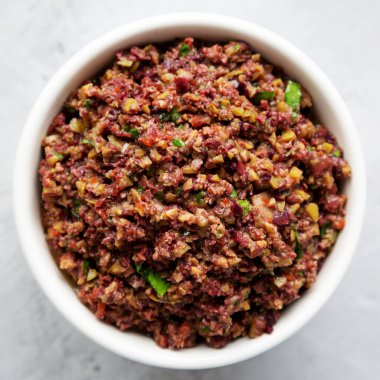 Ev yapımı Karışık Zeytinli Tapenade aperatifi. Dümdüz, tepeden, yukarıdan. 