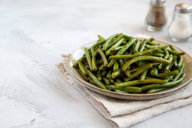 Tabakta ev yapımı Sauteed Green Beans, yan görüş. Metin için boşluk.