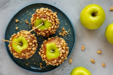 Ev yapımı Cadılar Bayramı Şekerli Elma Şekerlemeleri Tabakta, en iyi manzara. Dümdüz, tepeden, yukarıdan. 