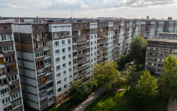 Şehirdeki yerleşim alanının üstünde. Çok katlı panel binalar.