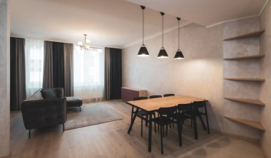 Mobilyalı stüdyo dairedeki aydınlık oturma odasının modern iç mekanı..