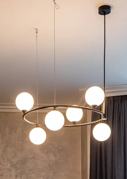 Yanan lambalarla modern dizayn edilmiş avize. Çağdaş iç mekan.