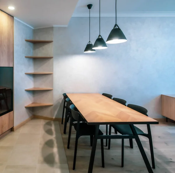 Современный интерьер просторной светлой деревянной кухни в квартире. — стоковое фото