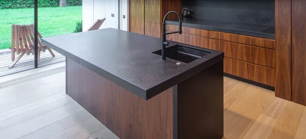 豪华别墅厨房的现代内部。木制厨房。黑色水槽. — 图库照片