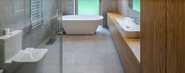 Modernes Badezimmer im skandinavischen Stil. Luxus-Privathaus — Stockfoto