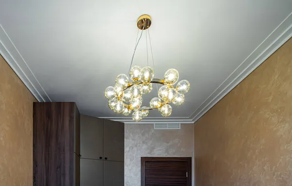Lustre projetado moderno com lâmpadas em chamas. Interior contemporâneo. — Fotografia de Stock