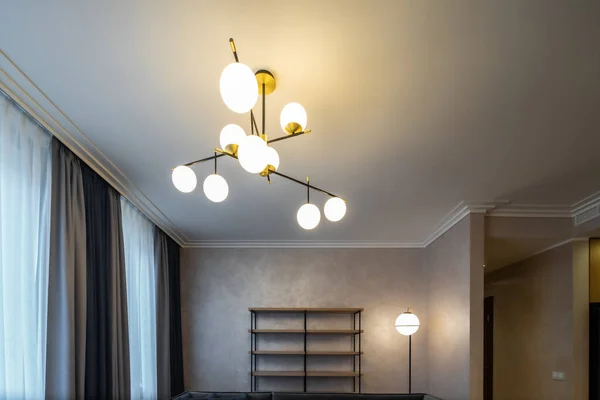 Tavanında yuvarlak lambalar olan şık bir avize. Modern tasarım. — Stok fotoğraf