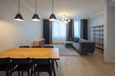 Mobilyalı stüdyo dairedeki aydınlık oturma odasının modern iç mekanı..