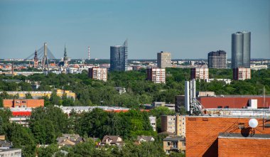 Riga 'nın yaz şehri. Üst Manzara. Modern şehir mimarisi.
