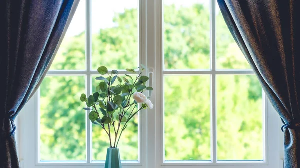 Blommor i vas på fönsterbrädan. Närbild. Mysig lägenhet. — Stockfoto