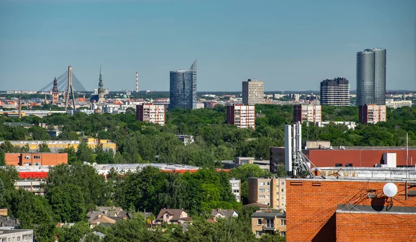 Riga 'nın yaz şehri. Üst Manzara. Modern şehir mimarisi.