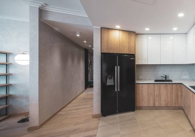 Dairenin modern aydınlık ahşap mutfağı. Beyaz dolaplar.
