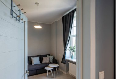 Lüks dairenin modern iç mimarisi. Oturma odasının kapısı. Yastıklı rahat kanepe.
