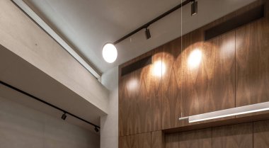 Ahşap mutfağın modern iç mimarisi. Işıklar açık. Lüks daire..