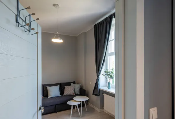 Interior moderno de apartamento de luxo. Porta para sala de estar. Sofá acolhedor com almofadas. — Fotografia de Stock