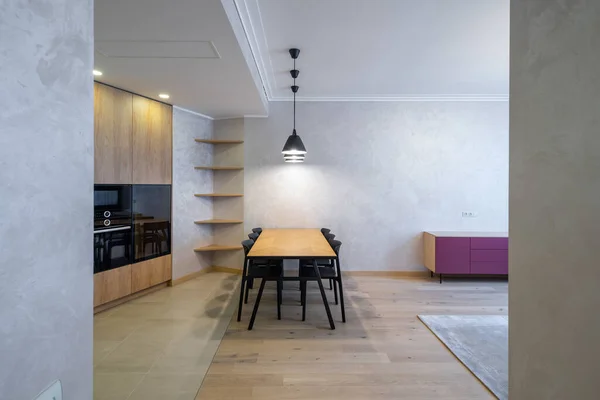 公寓里宽敞的轻型木制厨房的现代室内. — 图库照片