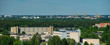 Yaz şehri manzarası. Üst düzey Şehir Mimarisi. İnşaat süreci