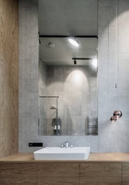 Lüks dairedeki tuvaletin içinde. Gri ve ahşap dizayn. Beyaz lavabo.