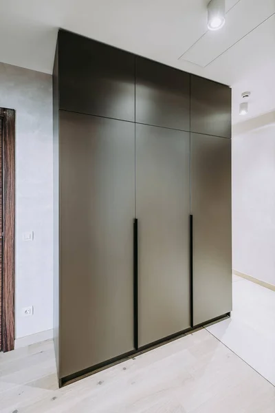 Современный интерьер. Стильный серый шкаф в коридоре. — стоковое фото