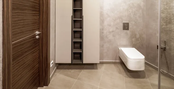 Interno moderno del bagno. Porta in legno. Scaffali vuoti. — Foto Stock