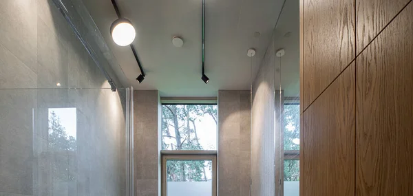 Modern belső fürdőszoba magánházban. Szürke csempe. Mennyezet lámpákkal. — Stock Fotó