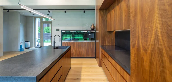 带有黑色柜台的木制厨房的现代内部. — 图库照片