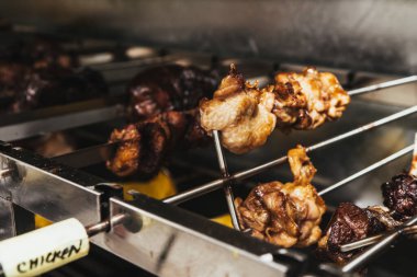 Restorandaki elektrikli ızgarada farklı etler pişiriliyor..
