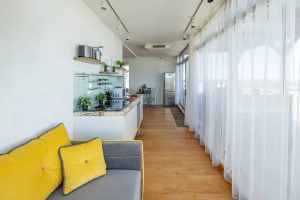 Interior de cozinha moderna em apartamento estúdio de luxo. Sofá acolhedor. — Fotografia de Stock